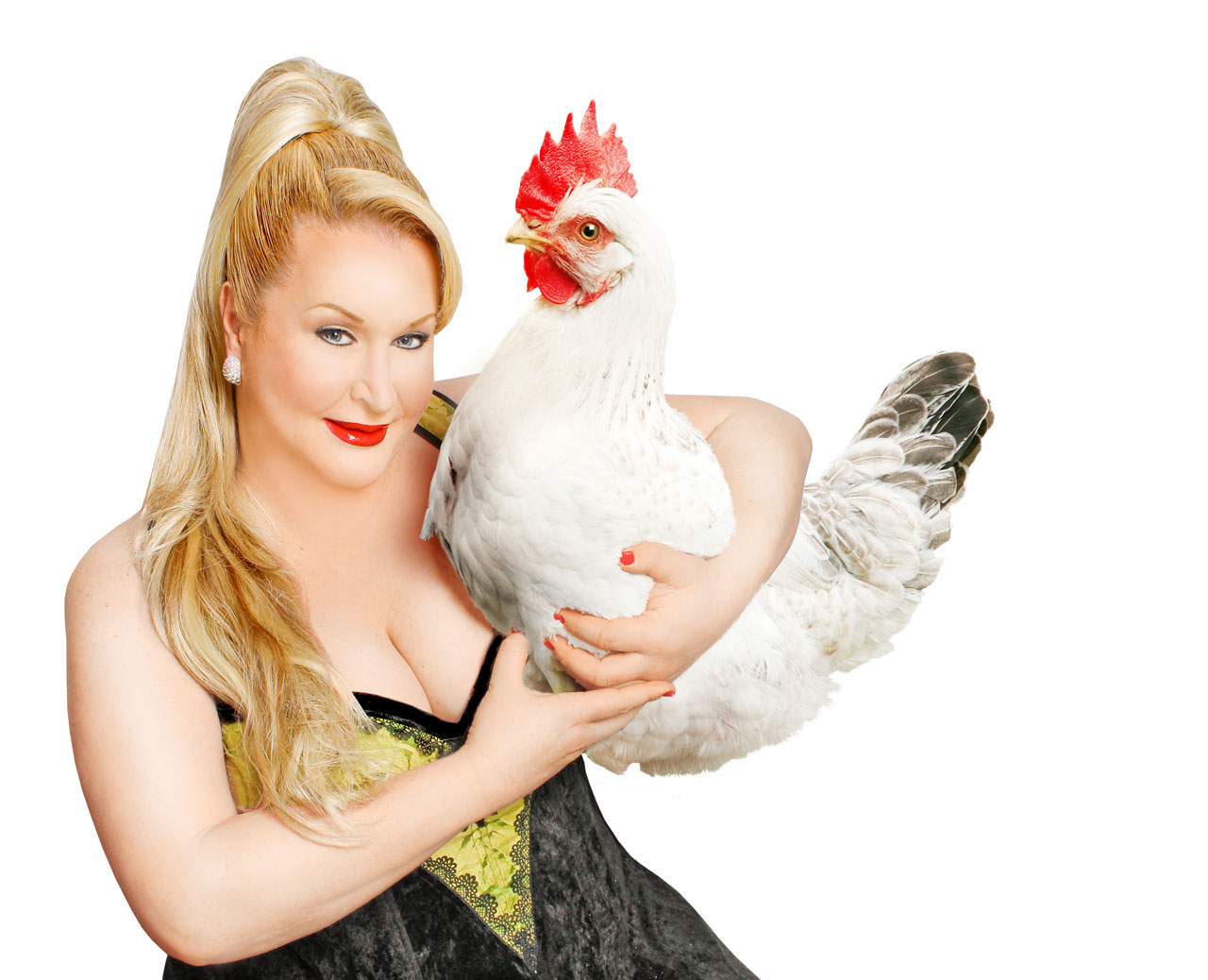 Daphne de Luxe hält ein weisses Huhn in der Hand.