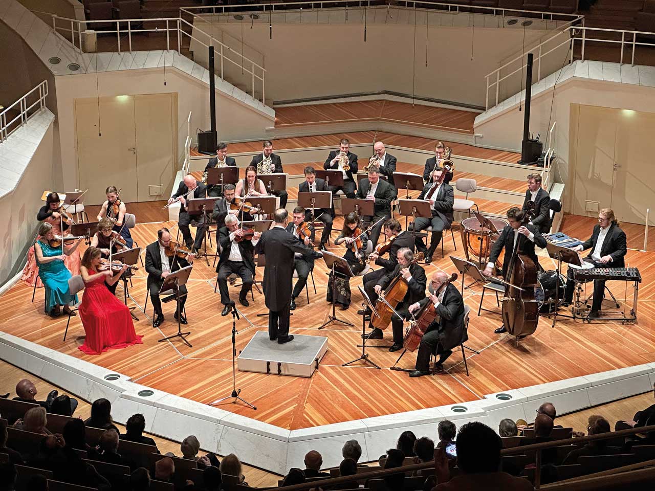 ein Orchester steht auf der Bühne und musiziert
